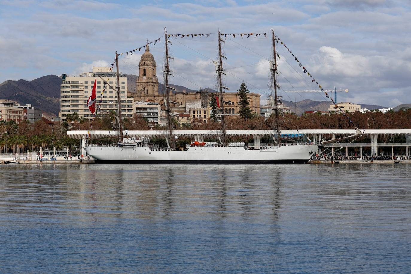 Perú exhibe la joya de su Armada en el puerto de Málaga