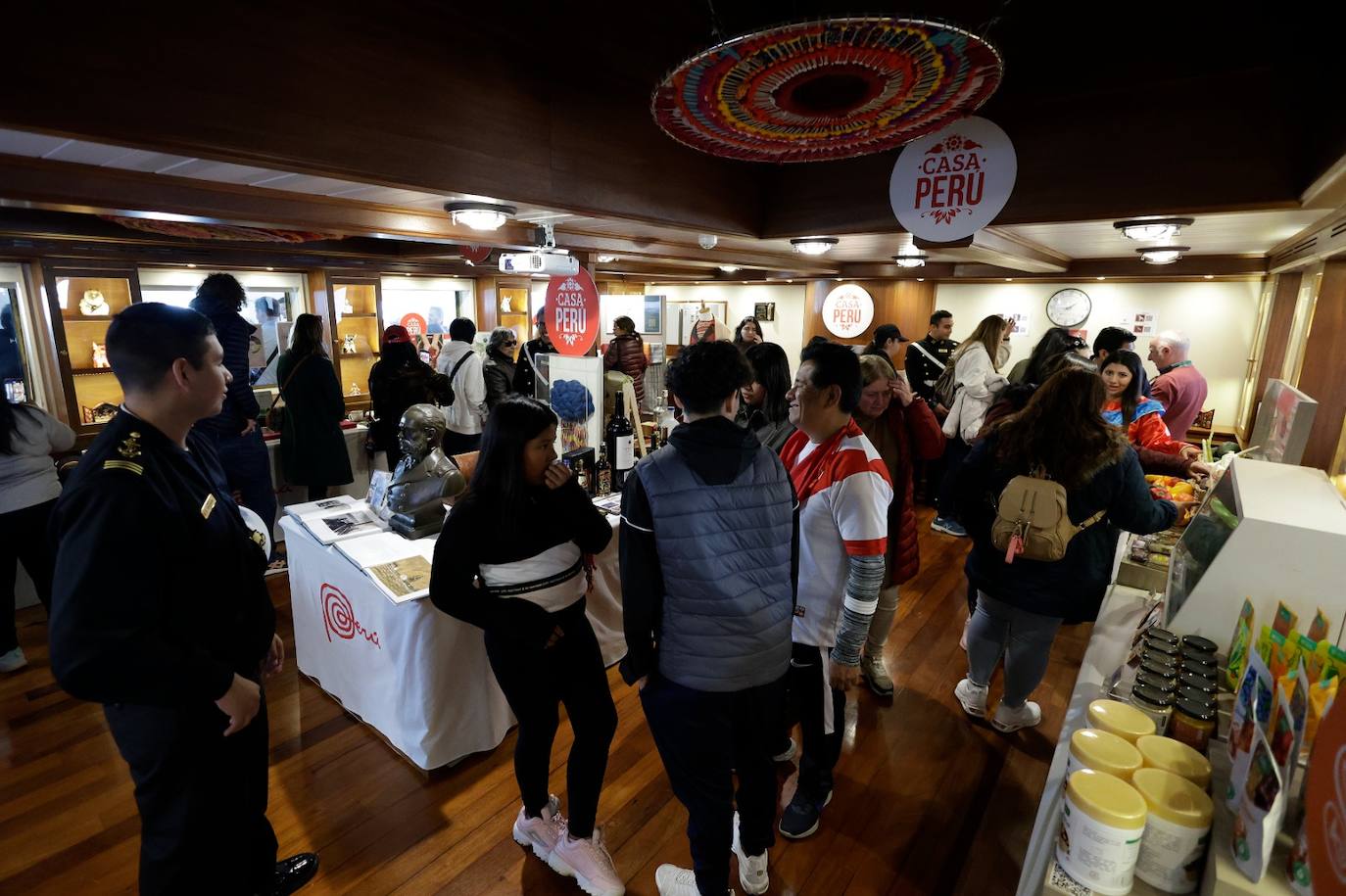 Perú exhibe la joya de su Armada en el puerto de Málaga