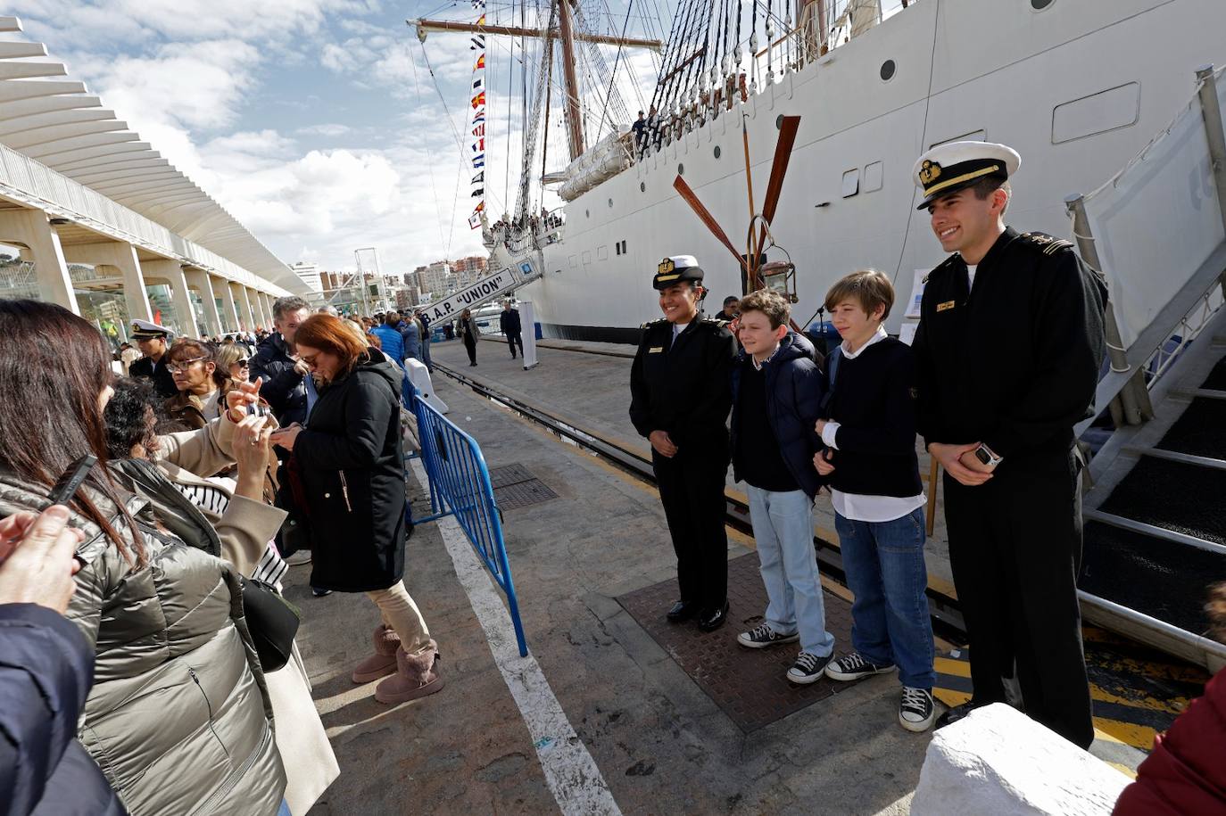 Perú exhibe la joya de su Armada en el puerto de Málaga