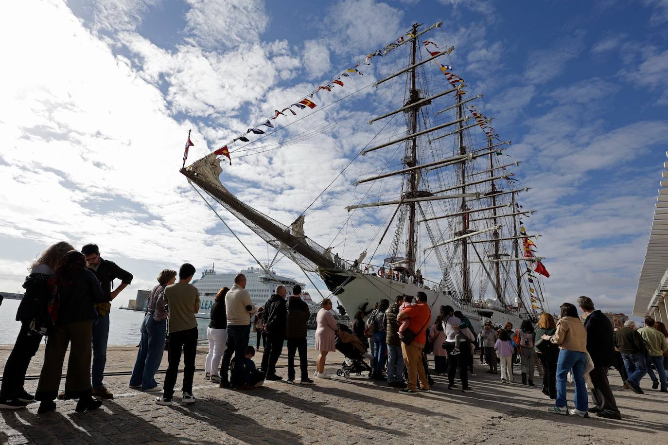 Perú exhibe la joya de su Armada en el puerto de Málaga