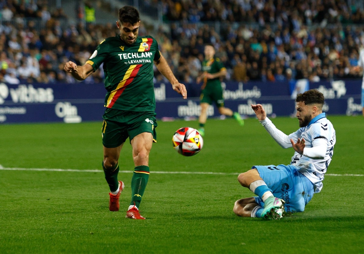 Una entrada de Dani Sánchez a pie de césped en disputa por el balón.