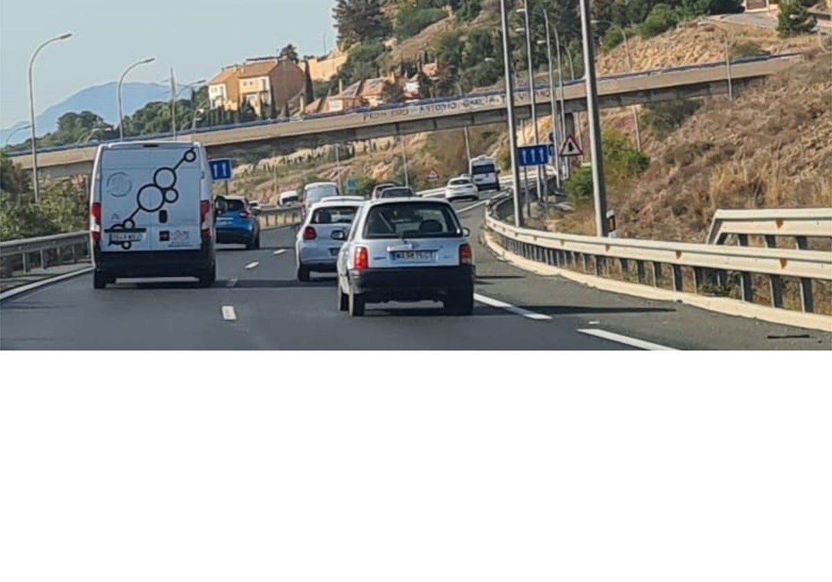 La Autovía A-7 aumenta su capacidad con un tercer carril al llegar a Málaga, procedente de Rincón de la Victoria.