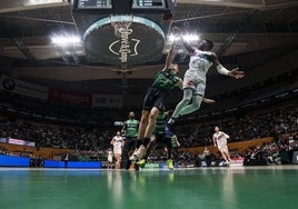 Carter intenta una canasta en el partido ante el Joventut.