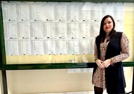 La concejala de Educación, Lourdes Piña, con los listados.