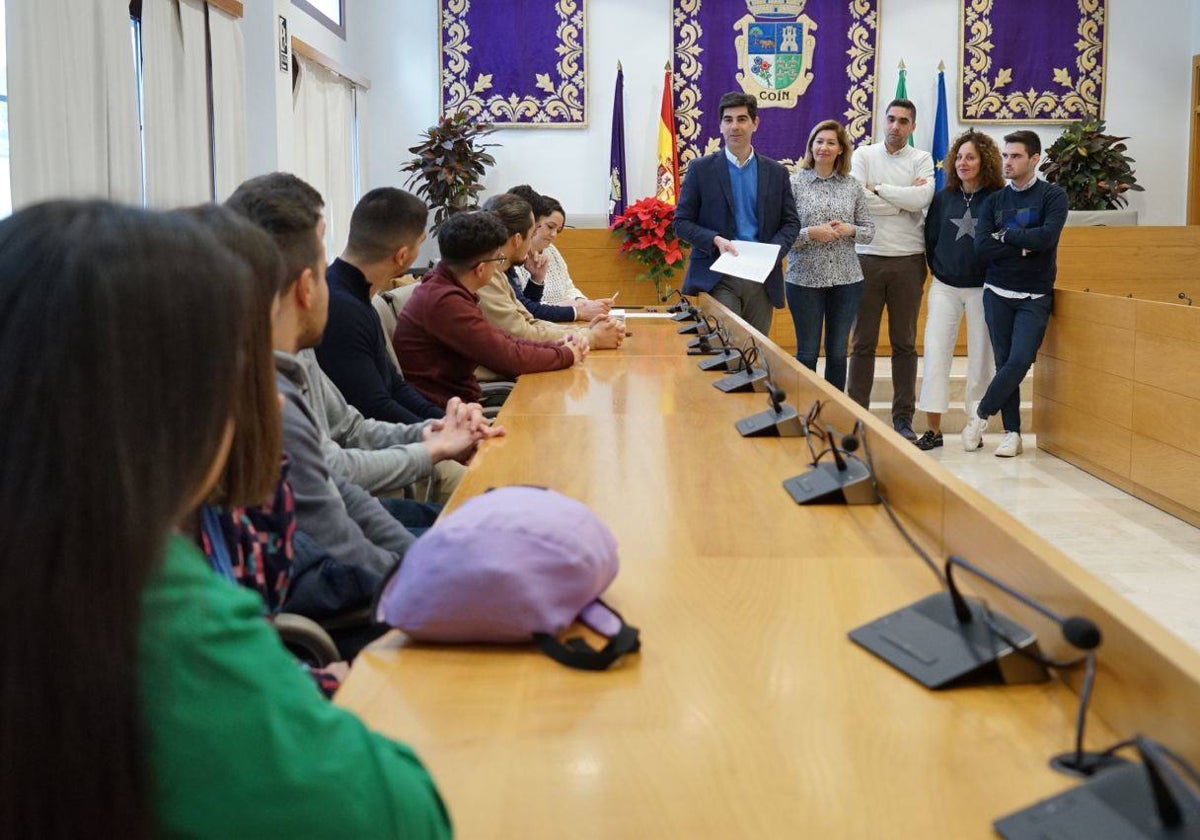 El alcalde de Coín, Francisco Santos, junto a los nuevos jóvenes que se han incorporado al Consistorio municipal.