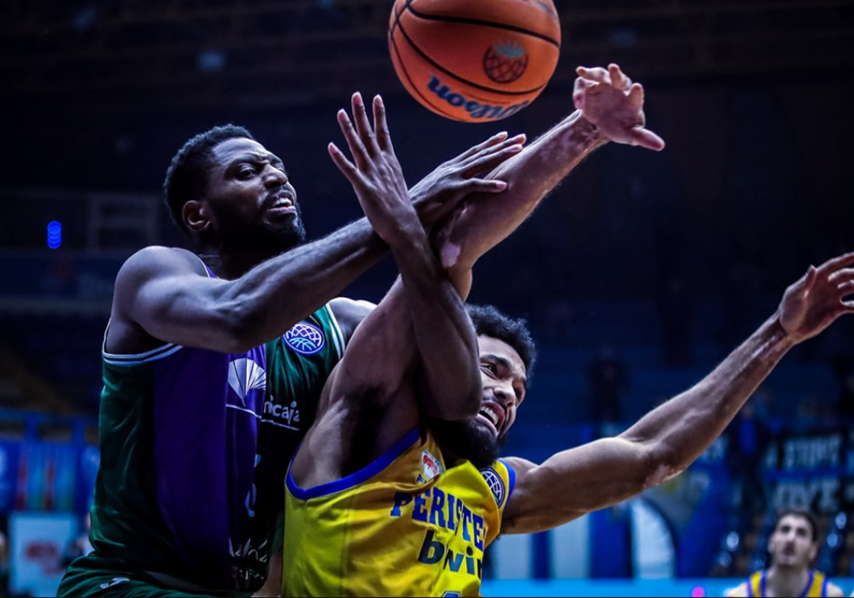 Una disputa de Ejim con Renfro, en el Peristeri-Unicaja.