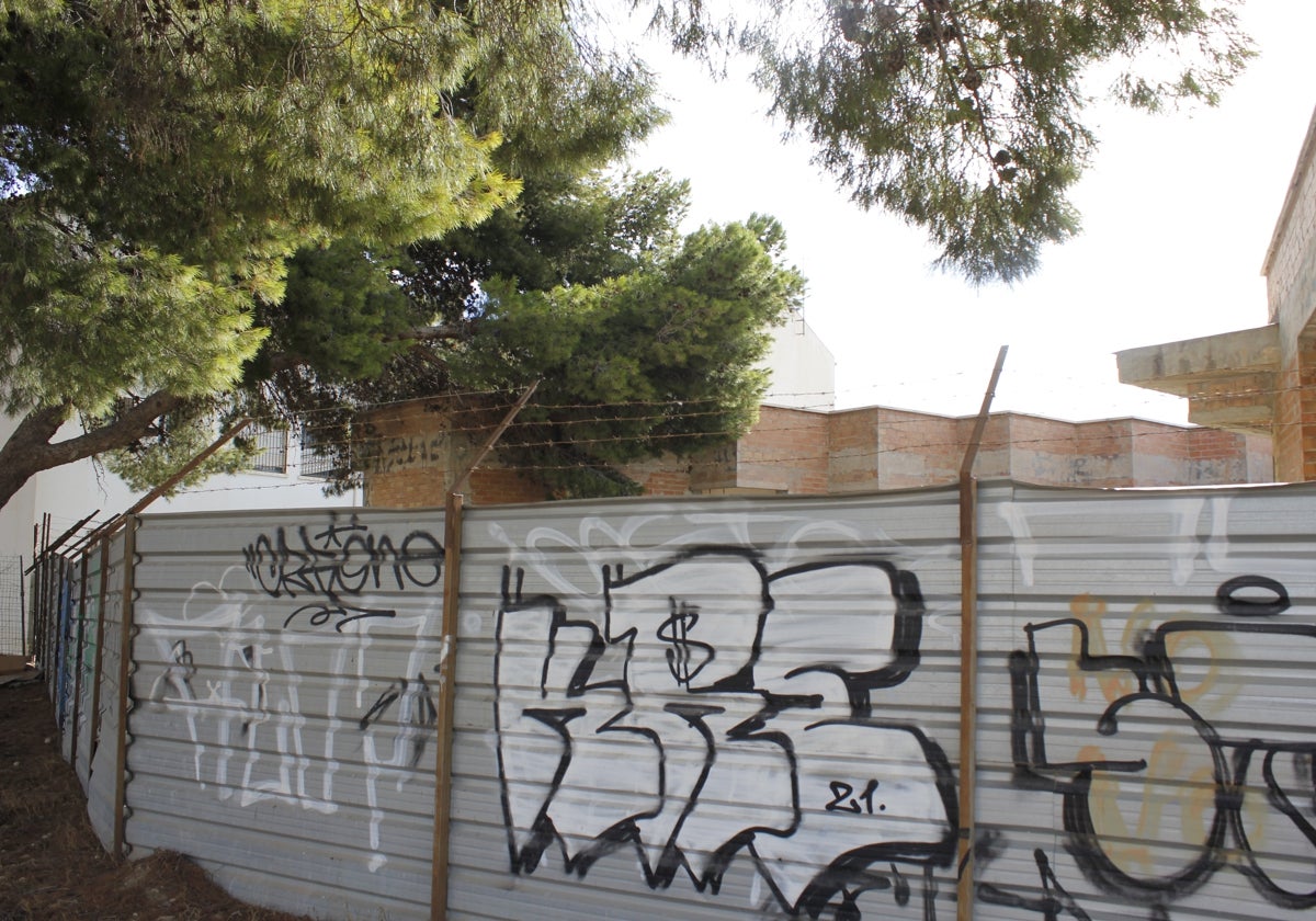 Parte trasera de la parcela del centro de menores, con pintadas en el vallado que impide el acceso al edificio anexo, que nunca llegó a funcionar como tal.