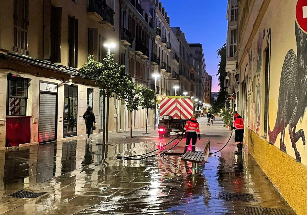 Vista de la situación de baldeo en una de las calles denunciadas.