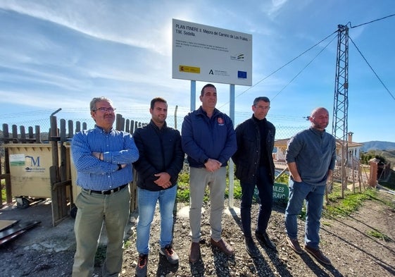 El delegado de Agricultura, con el alcalde de Sedella y el secretario provincial de COAG.