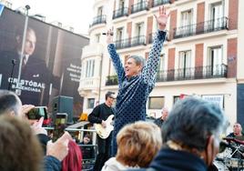 Javier Ojeda durante la actuación por sorpresa en el acto de Torremolinos en Madrid.