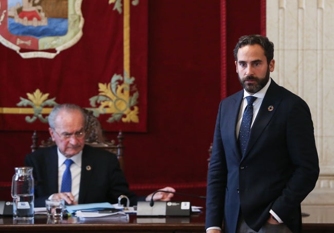 Dani Pérez junto a De la Torre, durante un pleno.