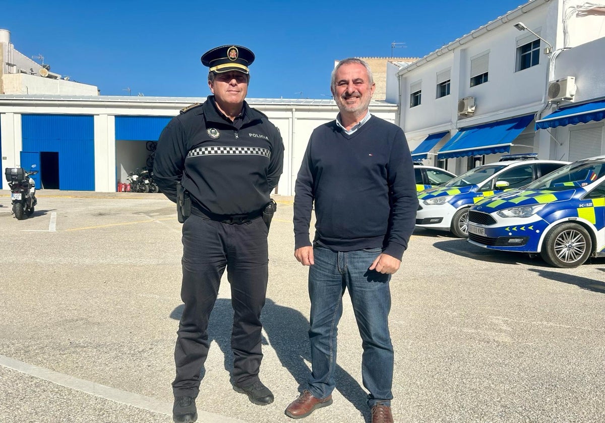 El jefe de la Policía Local de Vélez-Málaga, José Andrés Montoya, y el edil de Infraestructuras, Jesús María Claros, en las dependencias policiales.