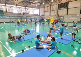 Niños y niñas participan en una de las actividades organizadas por el área de Deportes.