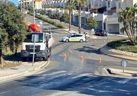 Avenida del Cosmos cortada por la Policía Local debido al vertido de aceite en la calzada.