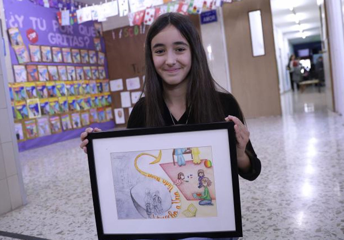 Sofía Guzmán Góngora, con la obra premiada, fotografiada en su colegio, el Rafael Alberti de la barriada de Ciudad Jardín.