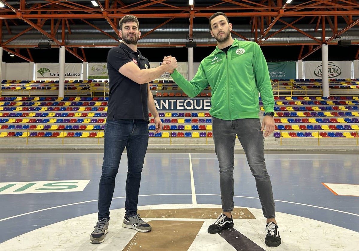 Adrián Portela, capitán del Trops Málaga, y Tomás 'Oso' Mendieta, portero de Los Dólmenes de Antequera, posan en el Pabellón Fernando Argüelles.