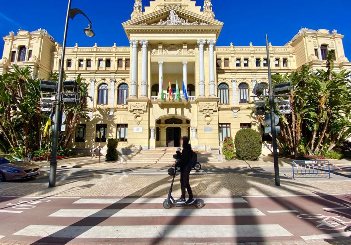 Lugar donde se produjo el accidente del alcalde al que le dio un patinete, delante del Ayuntamiento.