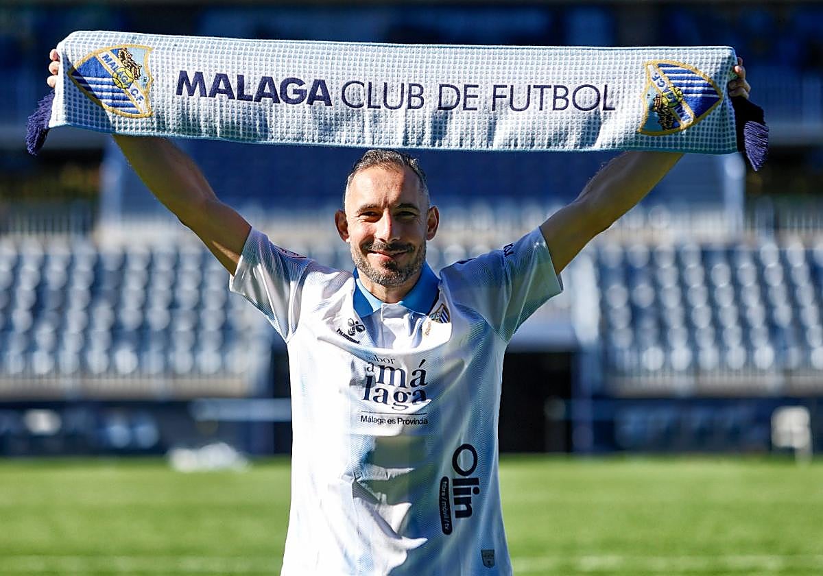 David Ferreiro posa sonriente como nuevo jugador del Málaga.
