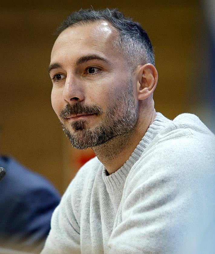 Imagen secundaria 2 - Varios momentos de la presentación de David Ferreiro como nuevo jugador del Málaga.