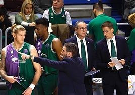 Ibon Navarro da instrucciones a Osetkowski y a Yankuba Sima.