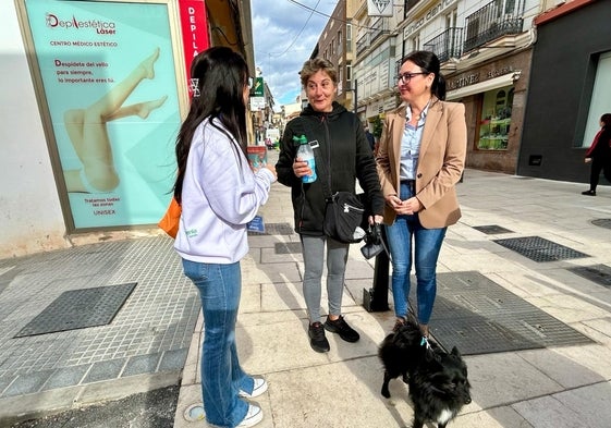 La concejala de Medio Ambiente, Rocío Ruiz, con una dueña de una mascota.