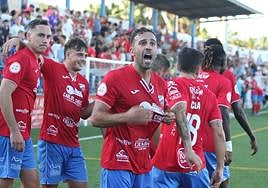 Jugadores del Torre del Mar celebran un gol en un partido reciente en su estadio Juan Manuel Azuaga.
