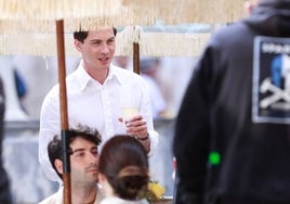 Logan Lerman, durante el rodaje en la Plaza del Obispo el pasado mayo.