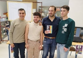 El dramaturgo Nando López; junto al director de la ESAD, Francis Sánchez, y a dos alumnos del Grupo LGTBI.