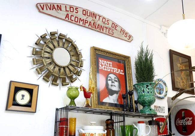 Algunos de los artículos expuestos en la tienda.