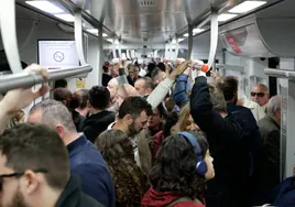 Interior de un tren de Cercanías de la Costa lleno de pasajeros.