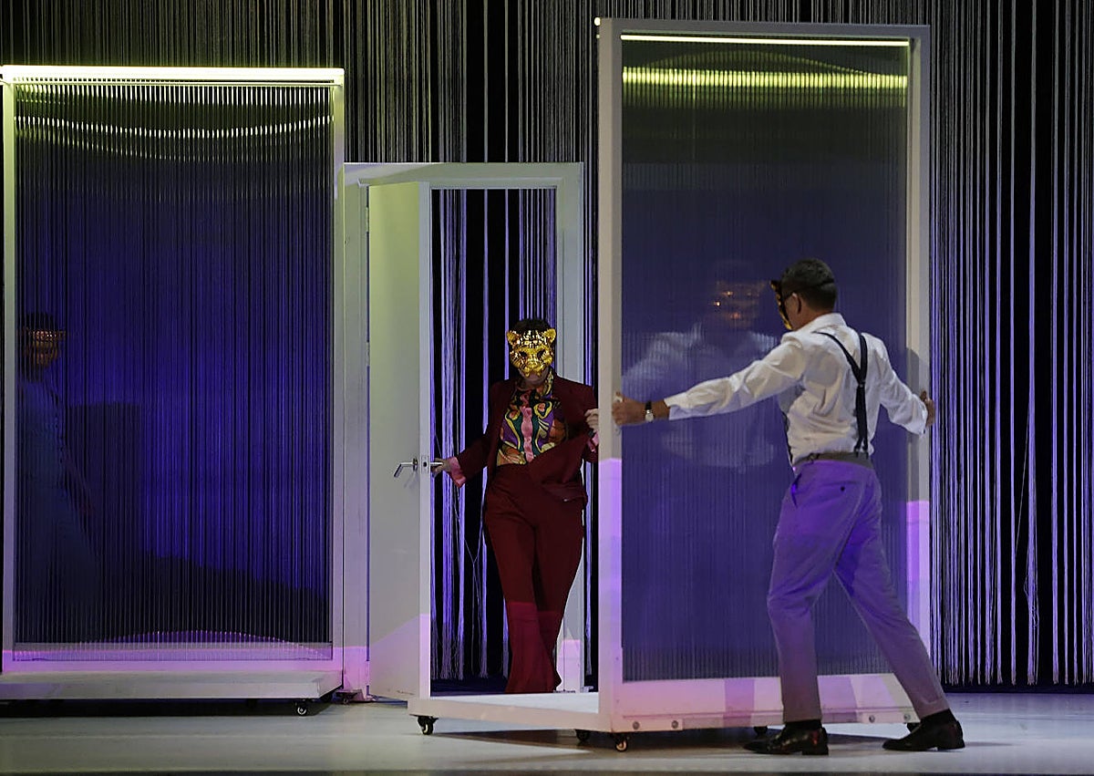 Imagen secundaria 1 - Los &#039;Robots&#039; que se mueven en el teatro como si fuese un set de rodaje de cine