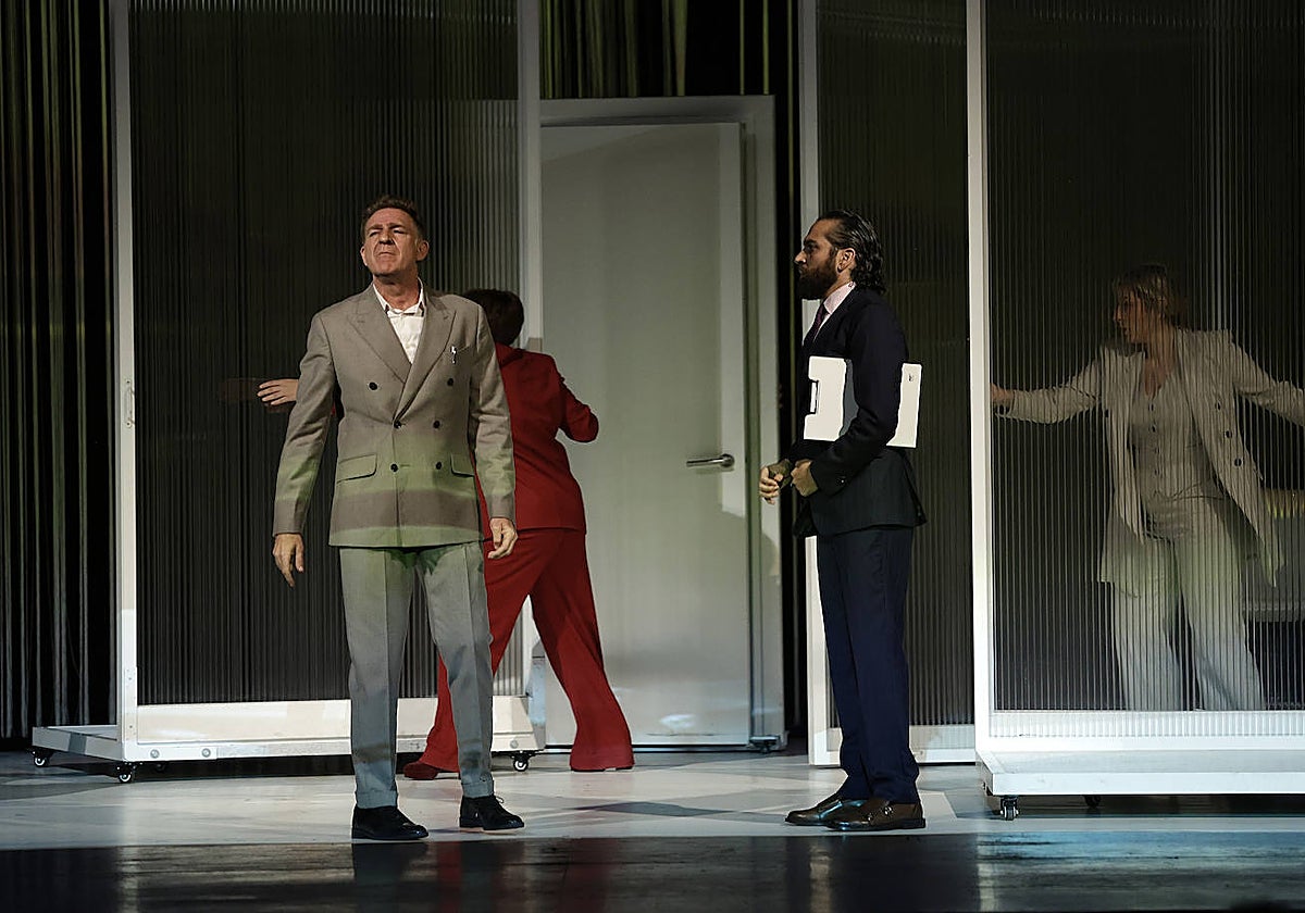 Los actores Juanjo Artero y Abraham Arenas, ayer en la representación de 'Robots' en el Cervantes.
