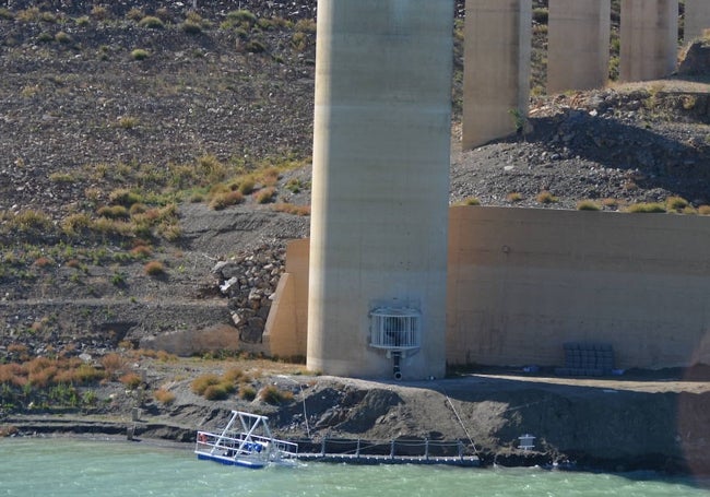 Bombas flotantes para tomar agua superficial en el embalse de La Viñuela.