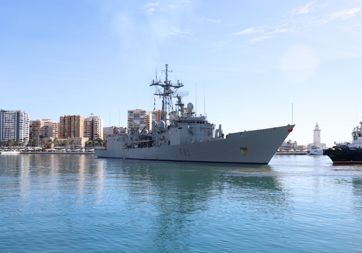 Una de las cuatro fragatas de la Armada hace su entrada en el puerto de Málaga, este viernes.