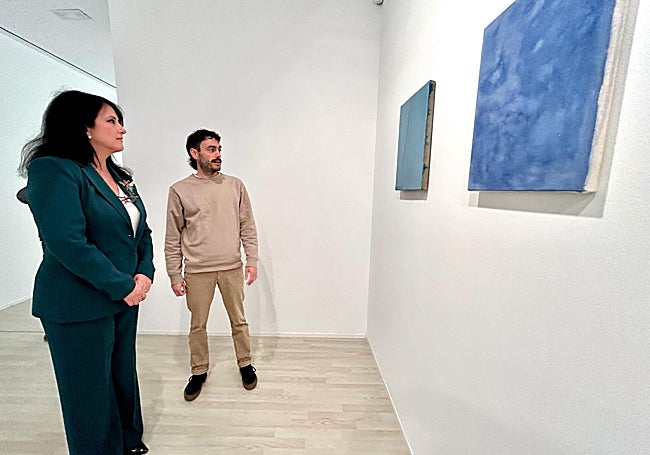La concejala y el artista sevillano, este viernes en el espacio expositivo.