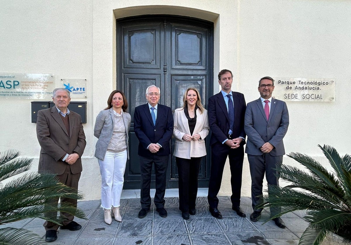 Navarro, Imbroda y España esta mañana junto a otros representantes políticos y del parque.