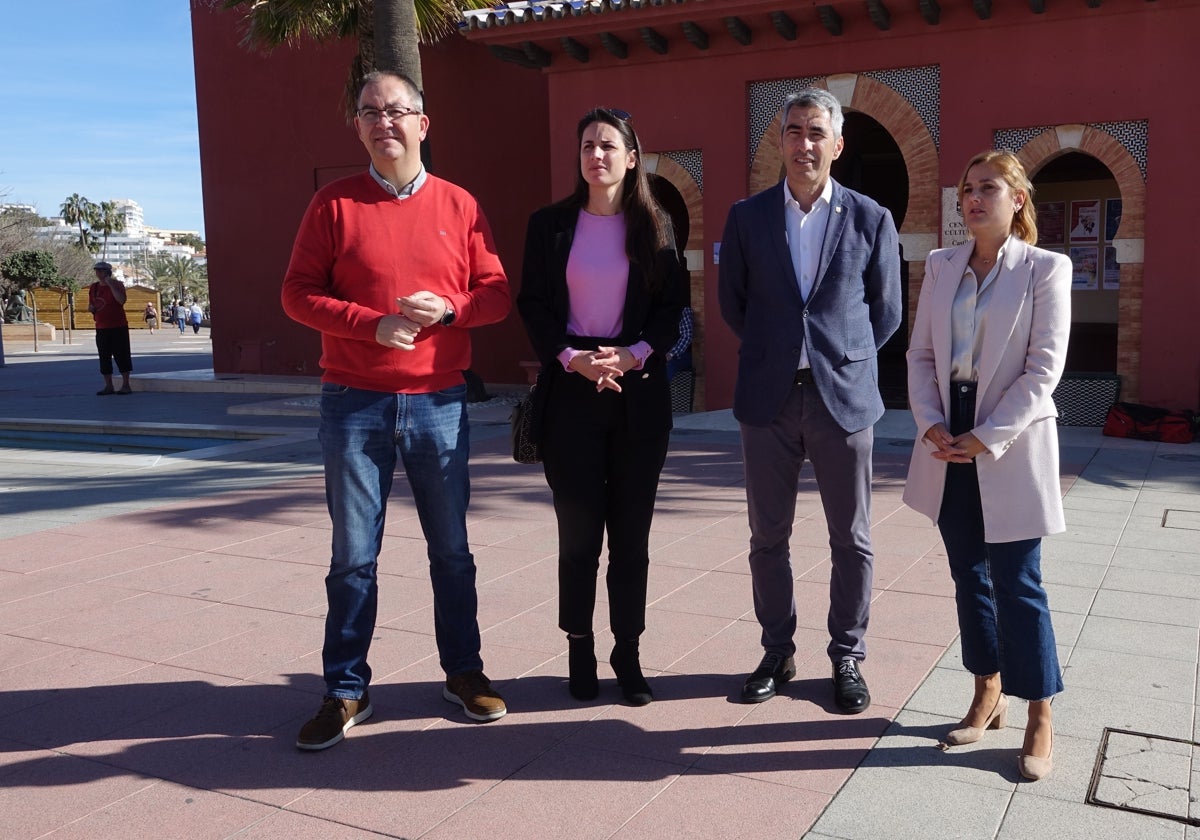 Navas, acompañado de otros miembros del PSOE, frente al castillo de El Bil Bil en Benalmádena.