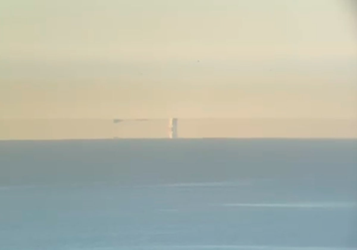 Vista de la gran torre en el mar desde las costas de Málaga.