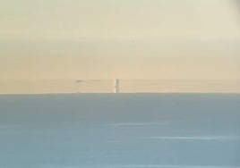 Vista de la gran torre en el mar desde las costas de Málaga.