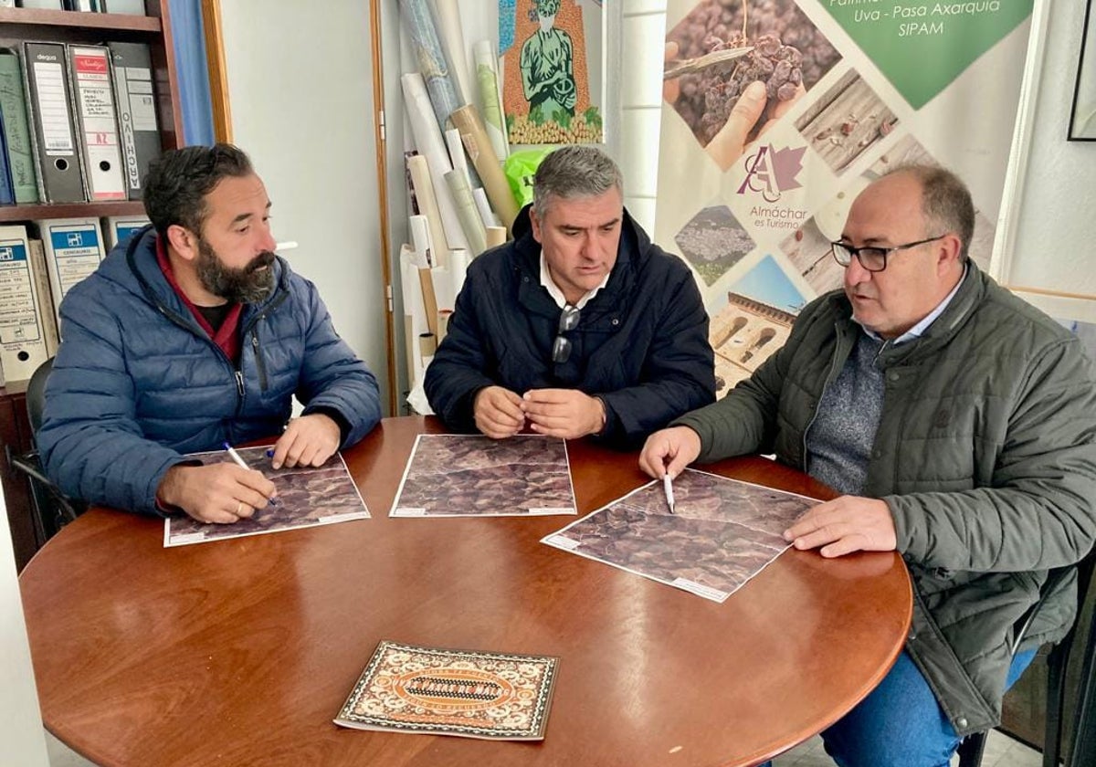 Los alcaldes de El Borge, Almáchar e Iznate, con planos del Camino de Cornisa.