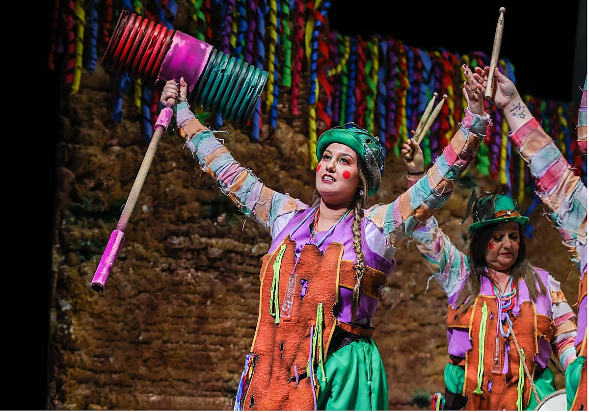 Comparsa 'La coplera' durante la última preliminar del carnaval.