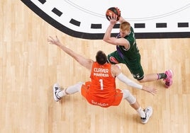 Díaz, que es duda para esta tarde, defendido por Claver en el partido de la primera vuelta.