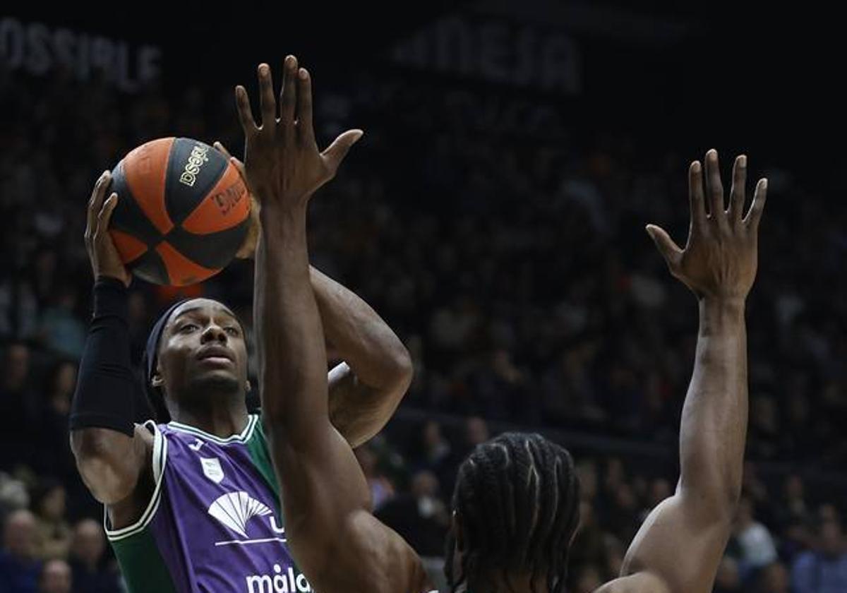 Perry lanza sobre Ojeleye en el partido jugando en Valencia.