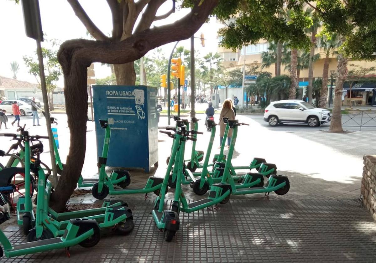 Vista de los patinetes en la calle denunciada.