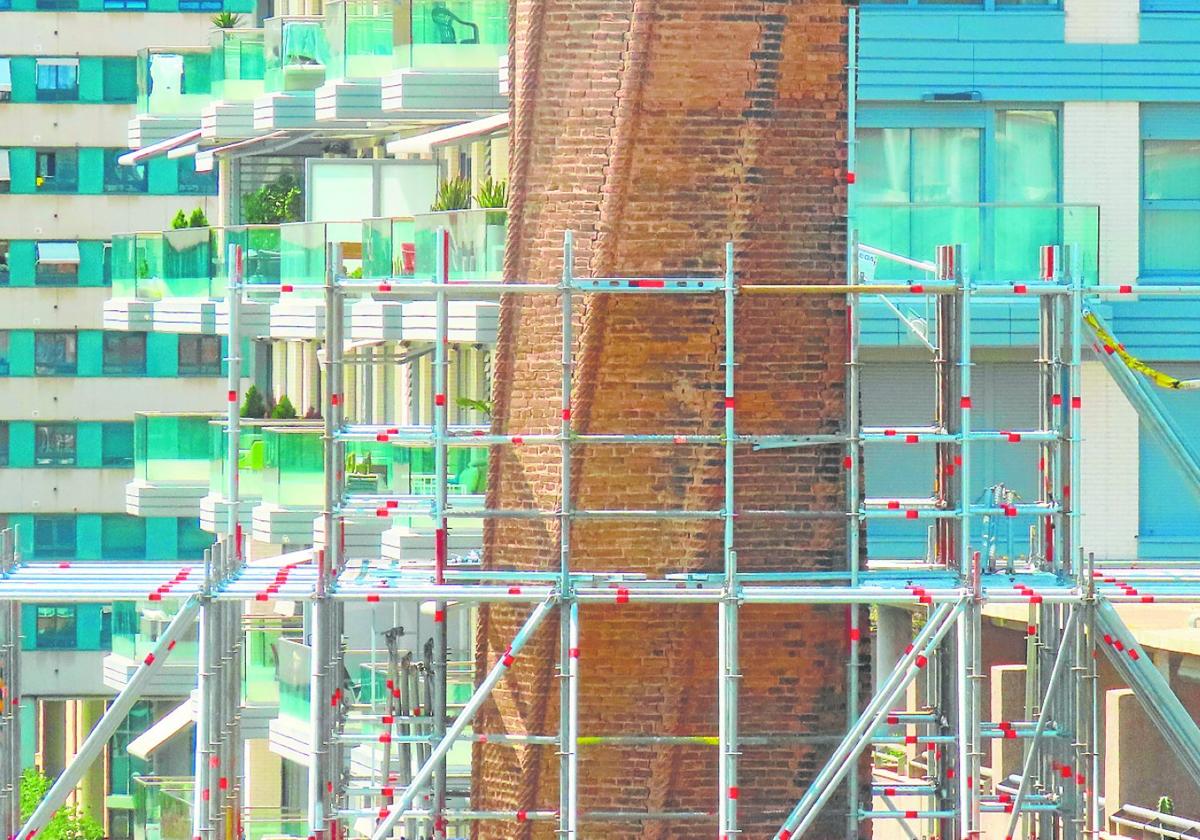 Trabajadores de la construcción en las labores de rehabilitación de una de las chimeneas históricas de la capital.