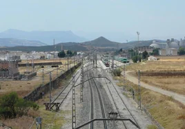 Imagen de las vías del tren a la salida de la estación de Bobadilla.