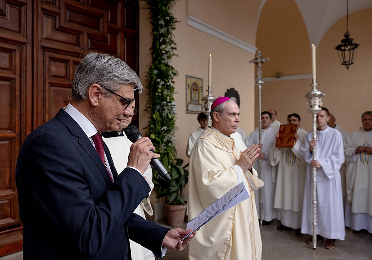 Fernández Basurte, en el momento de la apertura de la Puerta Santa del templo de la Victoria.