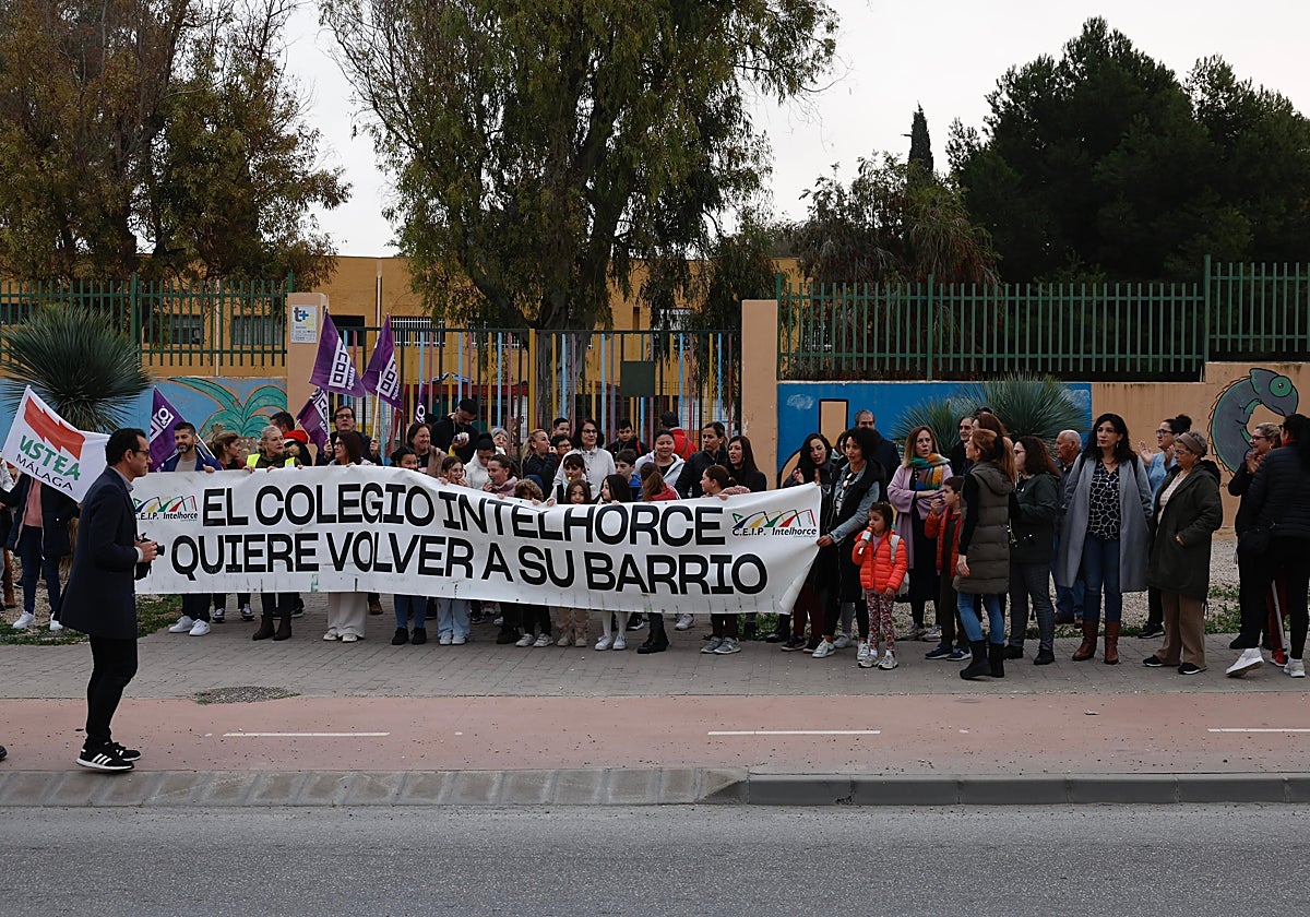 Concentración, a primera hora de la mañana de este lunes, a las puertas del colegio.
