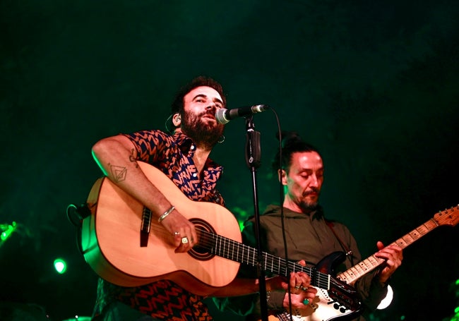 El Canijo de Jerez canta y toca la guitara.