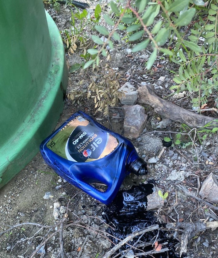 Imagen secundaria 2 - Arriba, asentamientos ilegales en el paraje; abajo, a la izquierda, una señal vandalizada, a y la derecha, vertido de aceite.